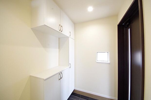 棚板が多く、沢山のの靴が収納可能。棚板は稼働可能ですのでブーツやヒールの高い靴も収納でき便利です。