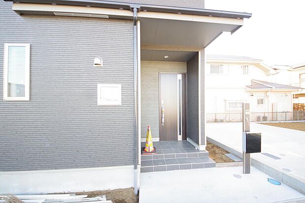 玄関はいわばその邸宅の顔です。だからこそ、迎賓のためにしつらえを細部まで施しました。