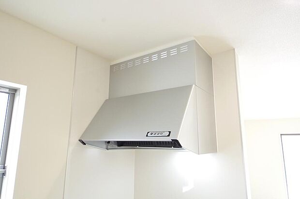 キッチン上部には、ブーツ型の照明付きのレンジフードが標準装備されております。
