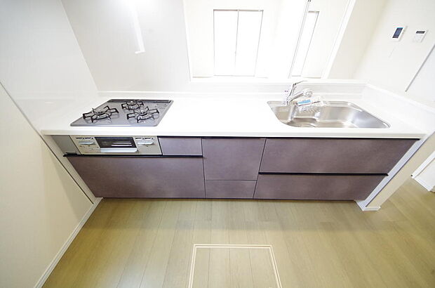 キッチンには耐久性が高く、お手入れも簡単で人工大理石トップを採用して、キッチンを優雅に演出しました。