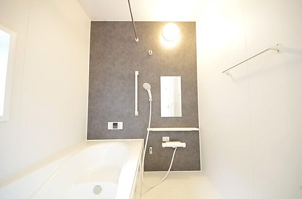 心地よい入浴タイムを追求した大きな浴槽とアクセントパネルで、より高級感が演出されます。