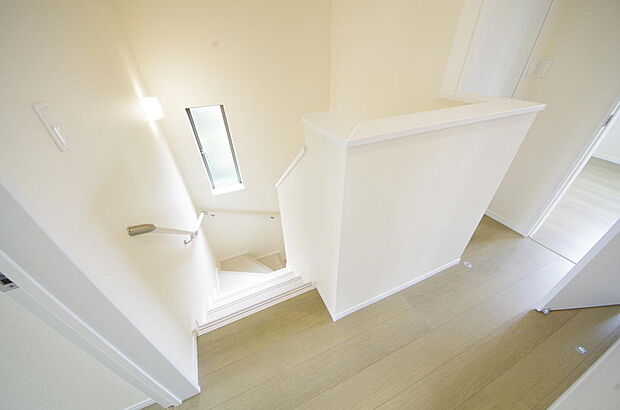 階段には手すりを標準装備することで、お子様やご高齢者の安全性にも配慮しております。