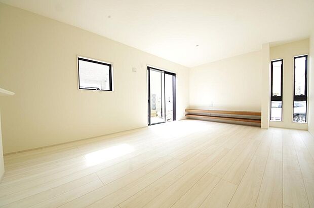 明るい陽光が差し込み開放的なリビング　ダイニングを演出し、ゆとりある空間はご満足いただけます。