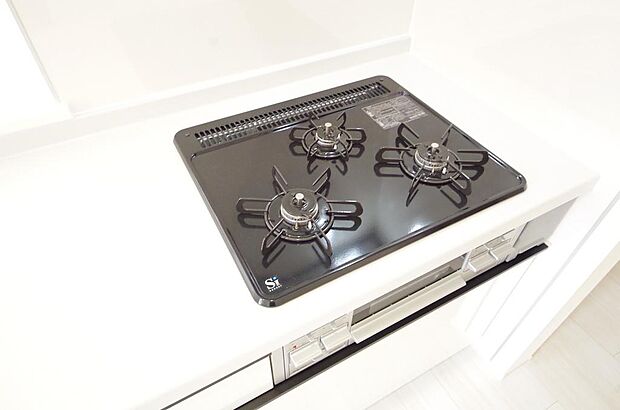 三ツ口コンロはＳｉセンサーが組み込まれています。長時間の使用の際にセンサーが自動でストップします。