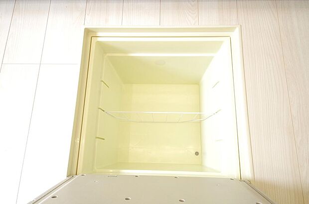 ミネラルウォーター、缶詰、非常食のストックに便利です。空間を有効に利用した収納です。
