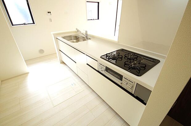 キッチンには耐久性が高く、お手入れも簡単で人工大理石トップを採用して、キッチンを優雅に演出しました。