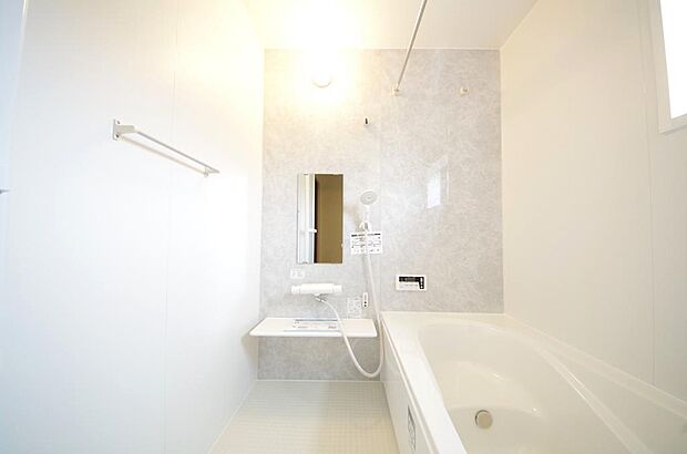 心地よい入浴タイムを追求した大きな浴槽とアクセントパネルで、より高級感が演出されます。