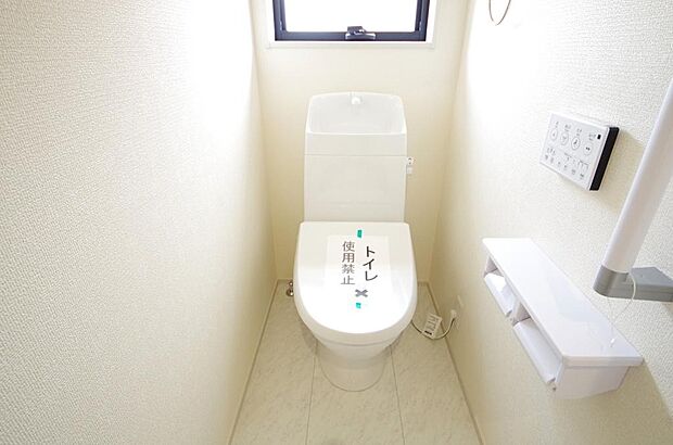 少ない水を有効に使って、汚れも効率よく洗浄します。便器は奥までふちのない掃除がしやすい形状です。