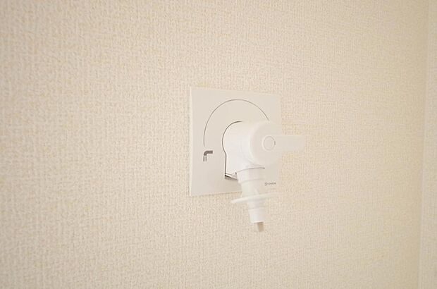 洗濯機用の給水口には蛇口ではなく、全自動洗濯機が設置できる専用の給水口が設置されております。