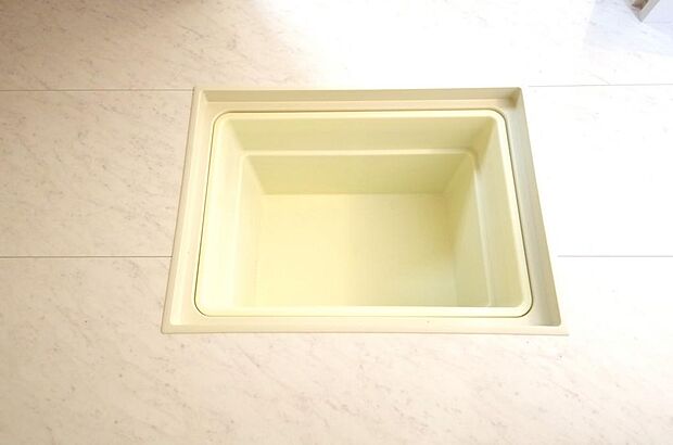 シャンプー　リンス　洗剤　柔軟剤等のストックに便利です。空間を有効に利用した収納です。