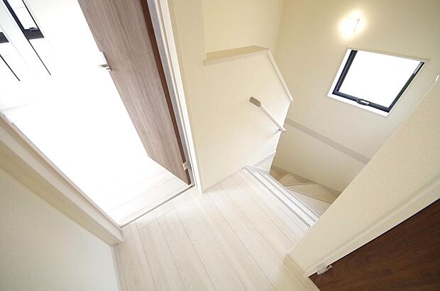 階段には手すりを標準装備することで、お子様やご高齢者の安全性にも配慮しております。