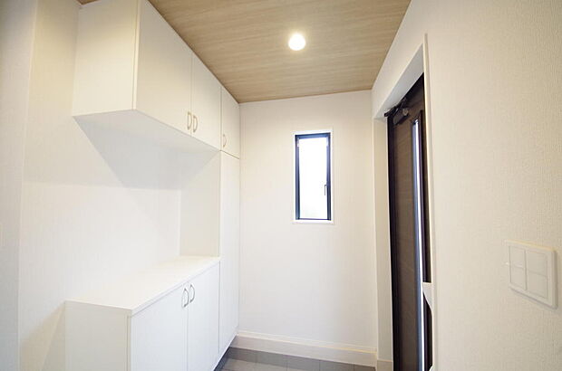 棚板が多く、沢山のの靴が収納可能。棚板は稼働可能ですのでブーツやヒールの高い靴も収納でき便利です。