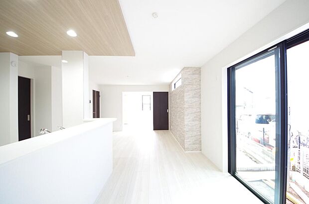 明るい陽光が差し込み開放的なリビング　ダイニングを演出し、ゆとりある空間はご満足いただけます。