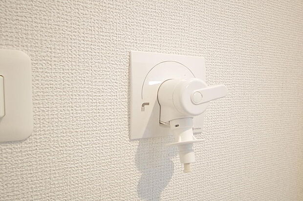 洗濯機用の給水口には蛇口ではなく、全自動洗濯機が設置できる専用の給水口が設置されております。