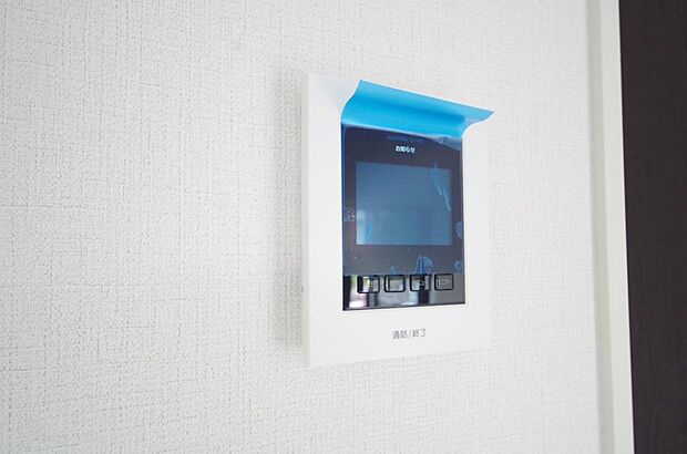 来訪者を映像と音声で確認可能なので、煩わしいセールスにも住戸内で対話可能です。