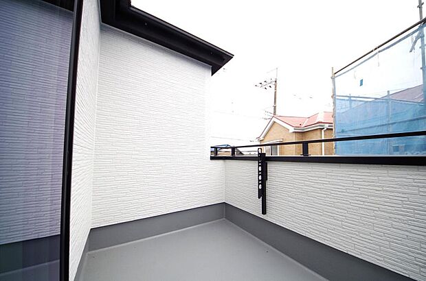 陽光あふれるバルコニーは、たくさんの光を浴びることができるのでお洗濯物やお布団もしっかり干せます。