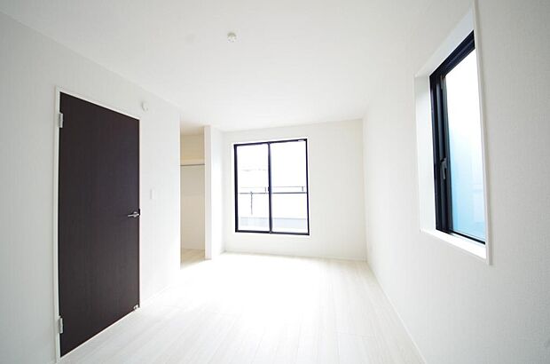 木の質感が優しい床材と豊富な収納が特徴的な、心に温かさを感じる内装です。