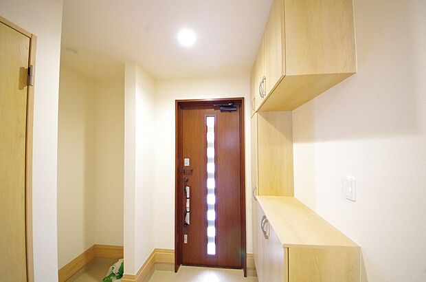 棚板が多く、沢山のの靴が収納可能。棚板は稼働可能ですのでブーツやヒールの高い靴も収納でき便利です。