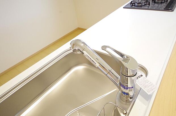 レバー操作一つで水量、温度も調節可能です。また、蛇口には浄水カートリッジも内蔵可能です。