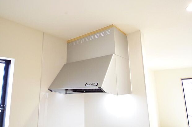キッチン上部には、ブーツ型の照明付きのレンジフードが標準装備されております。