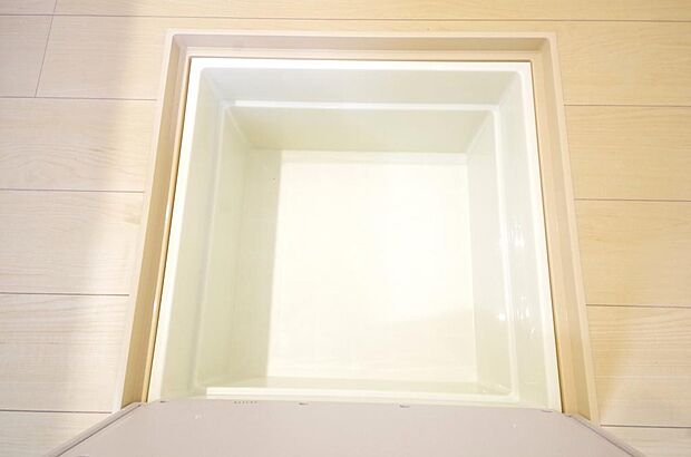 ミネラルウォーター、缶詰、非常食のストックに便利です。空間を有効に利用した収納です。