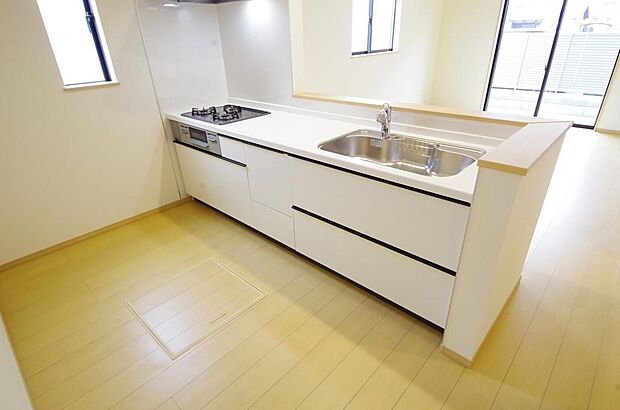 キッチンには耐久性が高く、お手入れも簡単で人工大理石トップを採用して、キッチンを優雅に演出しました。