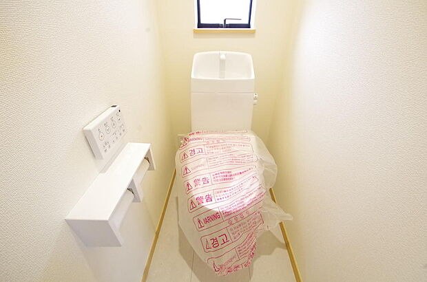 少ない水を有効に使って、汚れも効率よく洗浄します。便器は奥までふちのない掃除がしやすい形状です。