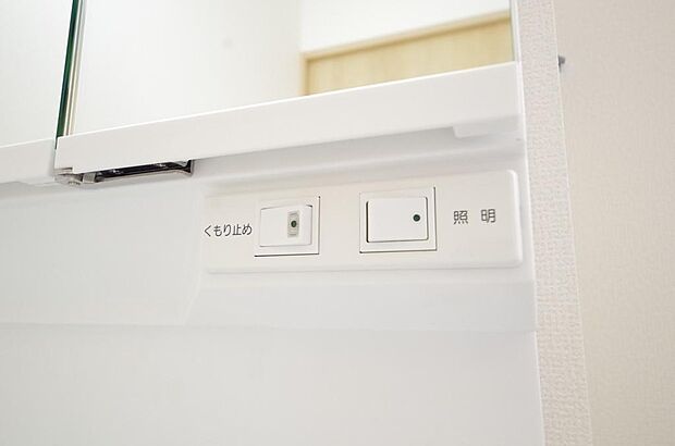 洗面台には、照明とコンセントが標準装備されております。コンセントの容量は1300Wまで大丈夫です。