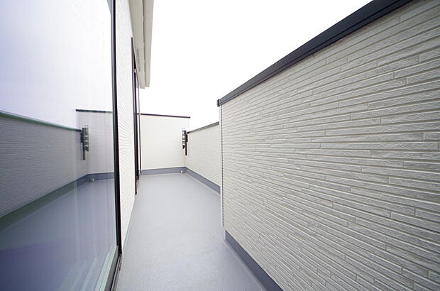 陽光あふれるバルコニーは、たくさんの光を浴びることができるのでお洗濯物やお布団もしっかり干せます。