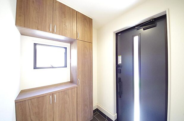 棚板が多く、沢山の靴が収納可能。棚板は稼働可能ですのでブーツやヒールの高い靴も収納でき便利です。