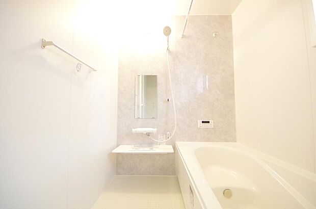 心地よい入浴タイムを追求した大きな浴槽とアクセントパネルで、より高級感が演出されます。