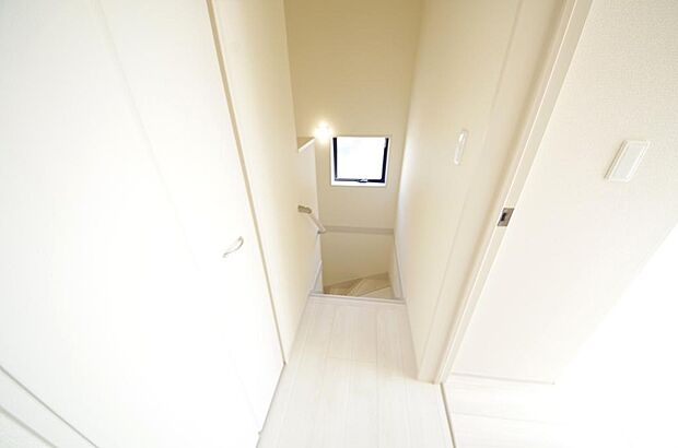 階段には手すりを標準装備することで、お子様やご高齢者の安全性にも配慮しております。