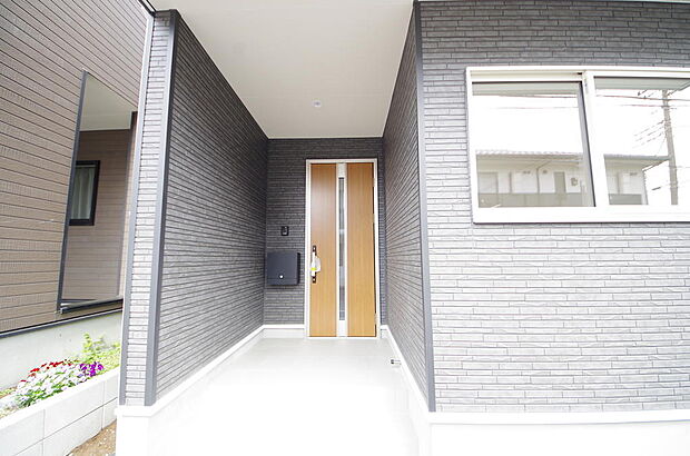 玄関はいわばその邸宅の顔です。だからこそ、迎賓のためにしつらえを細部まで施しました。