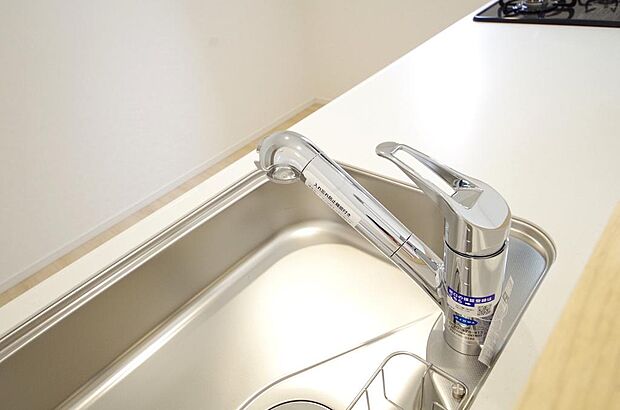 キッチンの水栓はホースが伸びますので、大きな鍋も楽に洗う事が出来ます。また、浄水器もビルトインです。