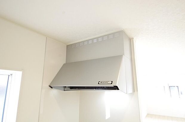 キッチン上部には、ブーツ型の照明付きのレンジフードが標準装備されております。