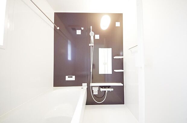 １日の疲れを癒す大切な場所です。追焚き機能も付いておりますので、帰りが遅くなっても安心できます。