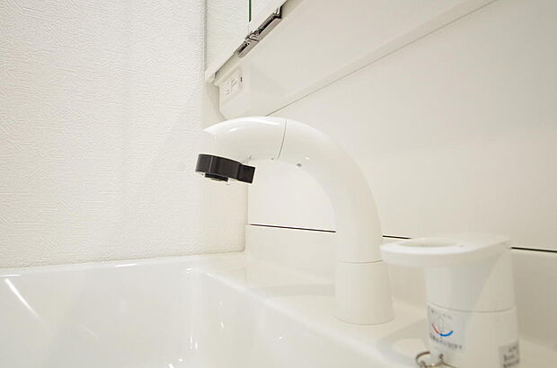 洗面台の給水口はホースが伸びるので朝シャン出来ます。シングルレバーでお湯の温度も楽々調整出来ます。