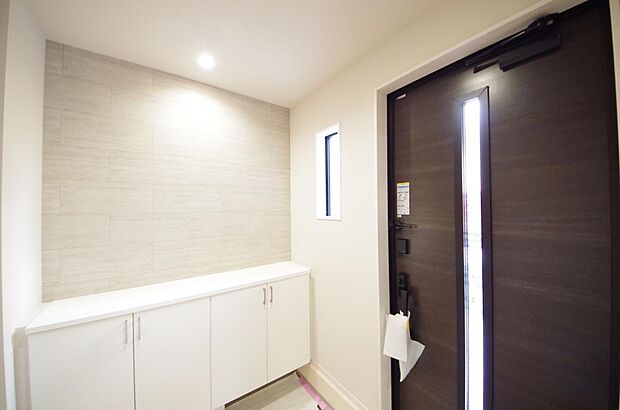 玄関を美しく整理できる収納量豊かなシューズインクロークです。高さの調整できる棚板を採用しております。