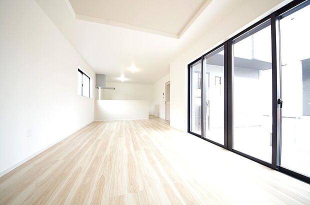 明るい陽光が差し込み開放的なリビング ダイニングを演出し、ゆとりある空間はご満足いただけます。