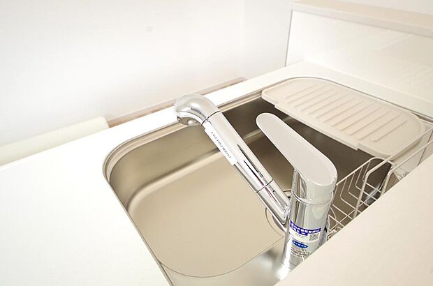 キッチンの水栓はホースが伸びますので、大きな鍋も楽に洗う事が出来ます。浄水器もビルトインです。