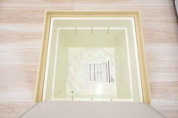 ミネラルウォーター、缶詰、非常食のストックに便利です。空間を有効に利用した収納です。