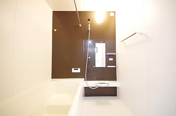 心地よい入浴タイムを追求した大きな浴槽とアクセントパネルで、より高級感が演出されます。