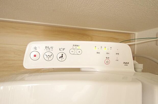 ウォシュレット機能 暖房便座は必需品です。1階 2階の両方のトイレに付いてます。