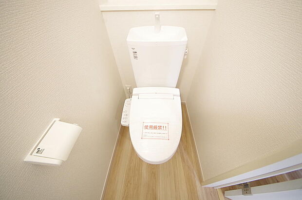 少ない水を有効に使って、汚れも効率よく洗浄します。便器は奥までふちのない掃除がしやすい形状です。