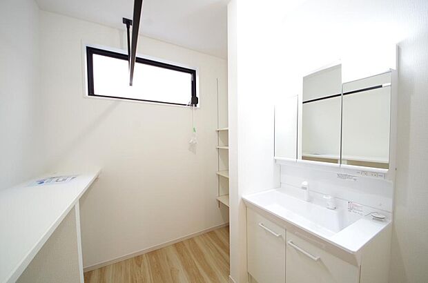 家族全員で利用するパブリックスペースとなりますので、鏡周りの収納ですっきり洗面台がご利用いただけます