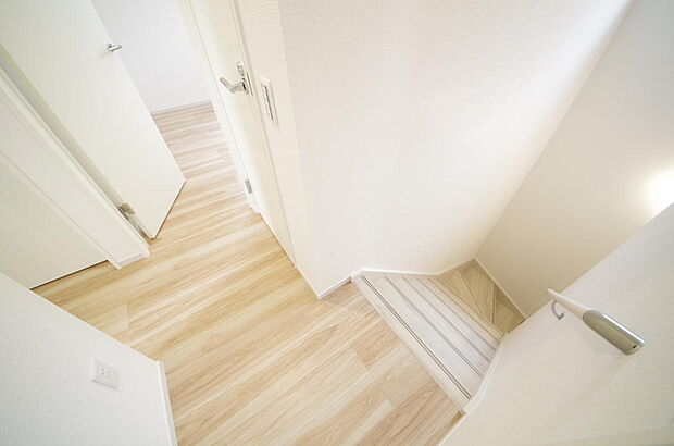 階段には手すりを標準装備することで、お子様やご高齢者の安全性にも配慮しております。