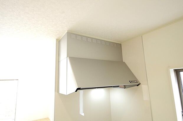 キッチン上部には、ブーツ型の照明付きのレンジフードが標準装備されております。