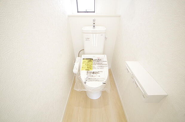少ない水を有効に使って、汚れも効率よく洗浄します。便器は奥までふちのない掃除がしやすい形状です。