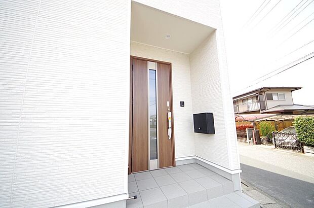 玄関はいわばその邸宅の顔です。だからこそ、迎賓のためにしつらえを細部まで施しました。