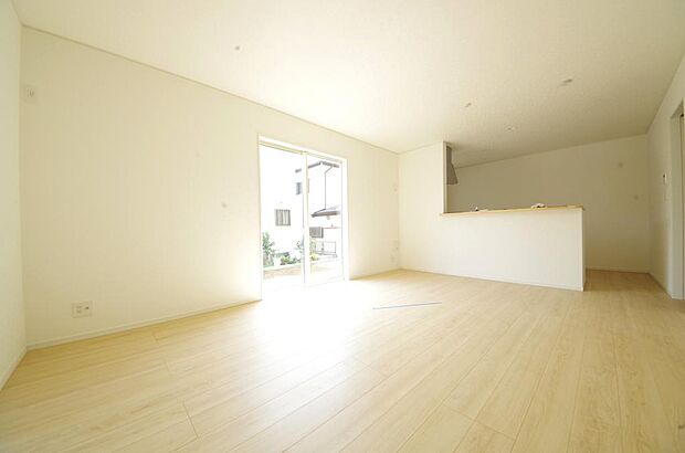 明るい陽光が差し込み開放的なリビング ダイニングを演出し、ゆとりある空間はご満足いただけます。